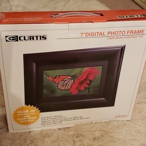 CURTIS 7" DIGITAL PHOTO FRAME